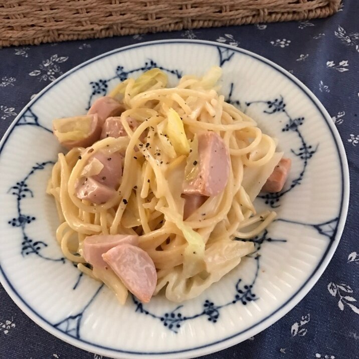 魚肉ソーセージと春キャベツのチーズクリームパスタ